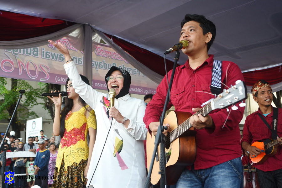 Tri Rismaharini, walikota Surabaya menyanyikan lagu Surabaya Surabaya diiringi oleh group Alang-alang sebelum melepas peserta Parade Bunga dan Parade Budaya, Minggu (22/5)