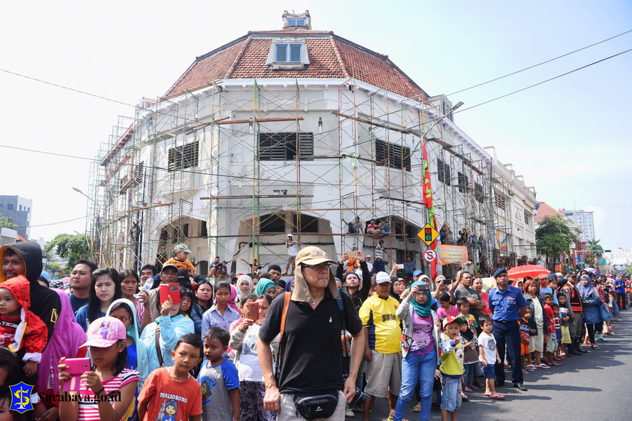 Ribuan wisatawan domestik maupun mancanegara antusias menyaksikan parade budaya dan parade bunga mulai dari Tugu Pahlawan hingga Taman Surya, Balaikota Surabaya